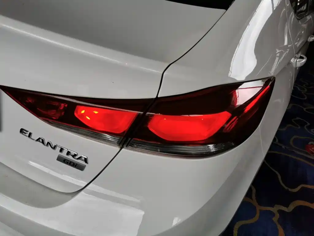 Hyundai Elantra — миниатюра 8