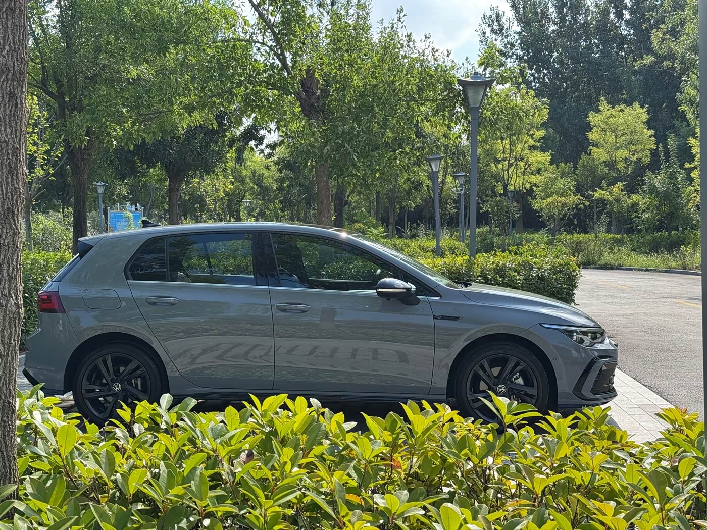 Volkswagen Golf 1.4 л 2023 г. Серебристо-серый, пробег 27000 км