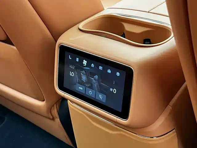 Lynk & Co 900 — миниатюра 8