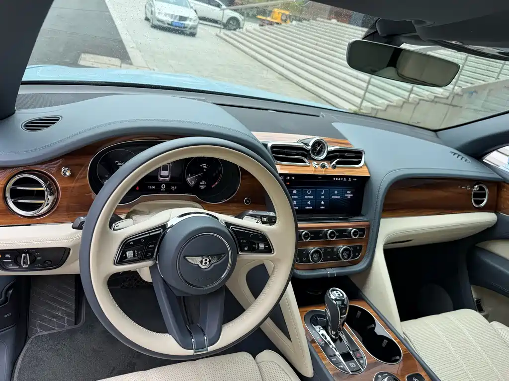 Bentley Bentayga — миниатюра 9