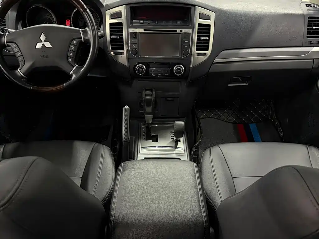 Mitsubishi Pajero (Import) — миниатюра 13