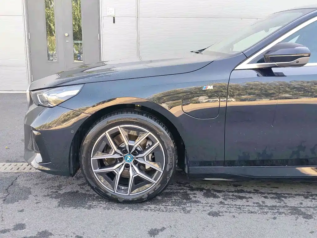 BMW i5 — миниатюра 6