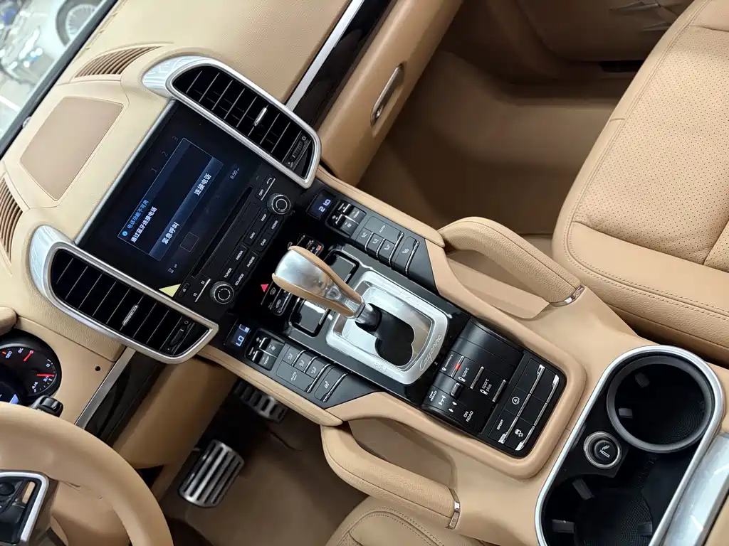 Porsche Cayenne — миниатюра 10