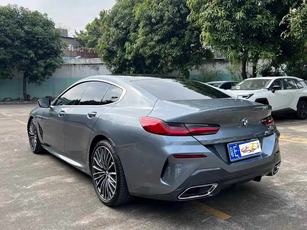 BMW 8 SERIES