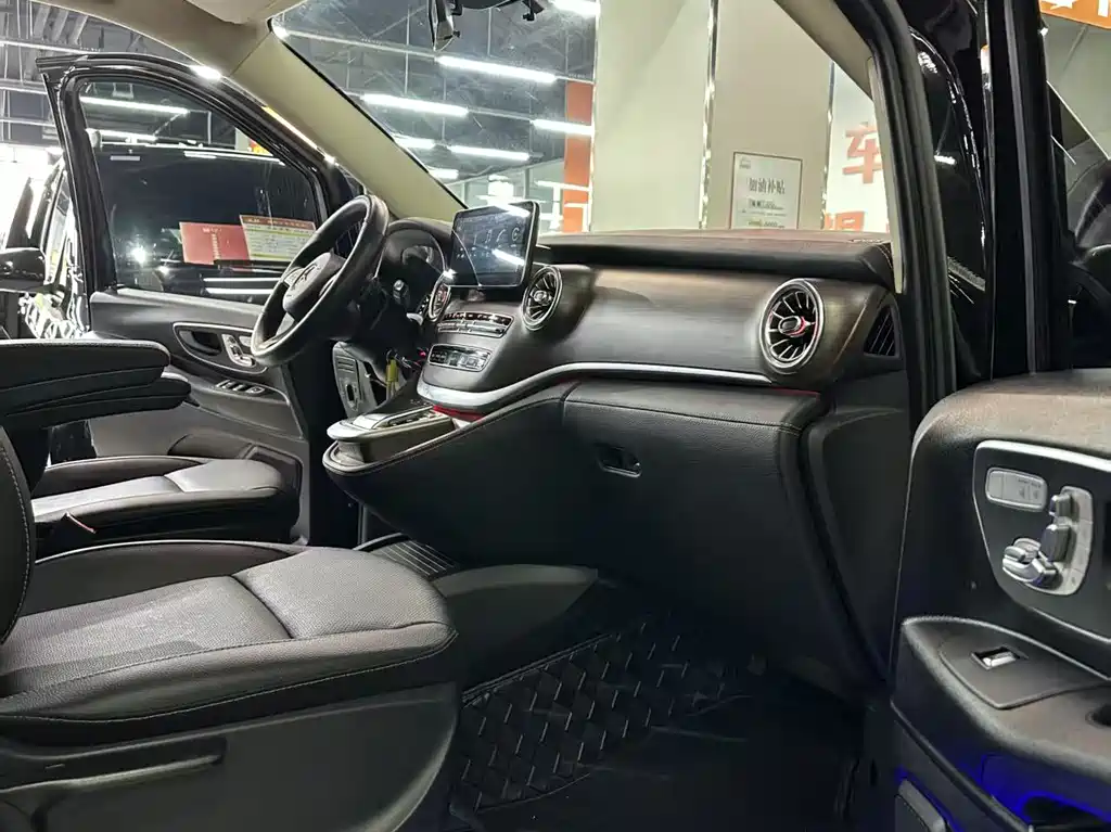 Mercedes-Benz Vito 2023 2.0T Elite 7 мест