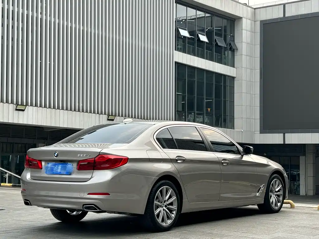 BMW 5 Series — миниатюра 4