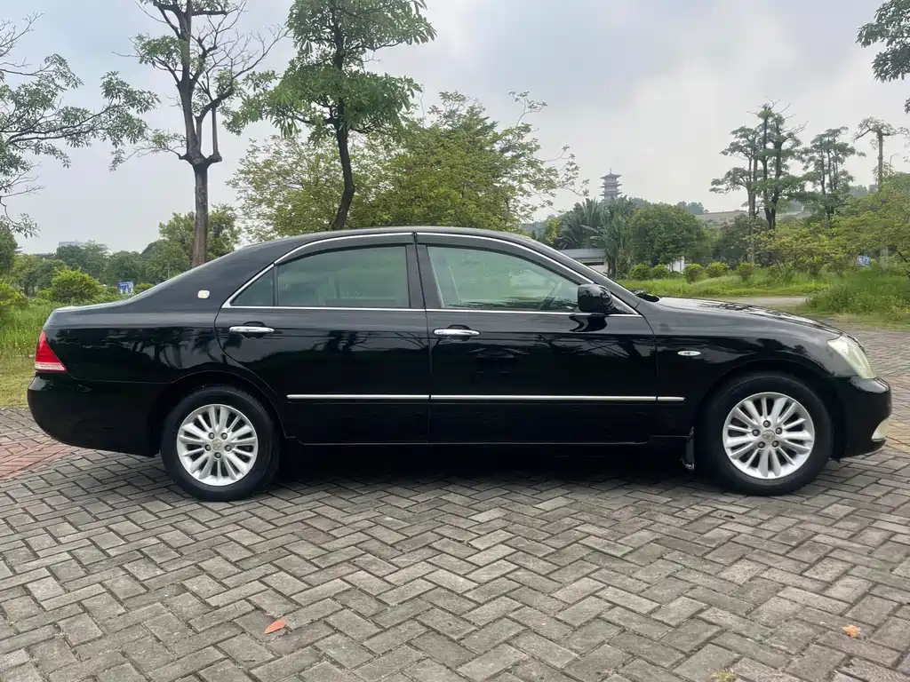 Toyota Crown — миниатюра 12