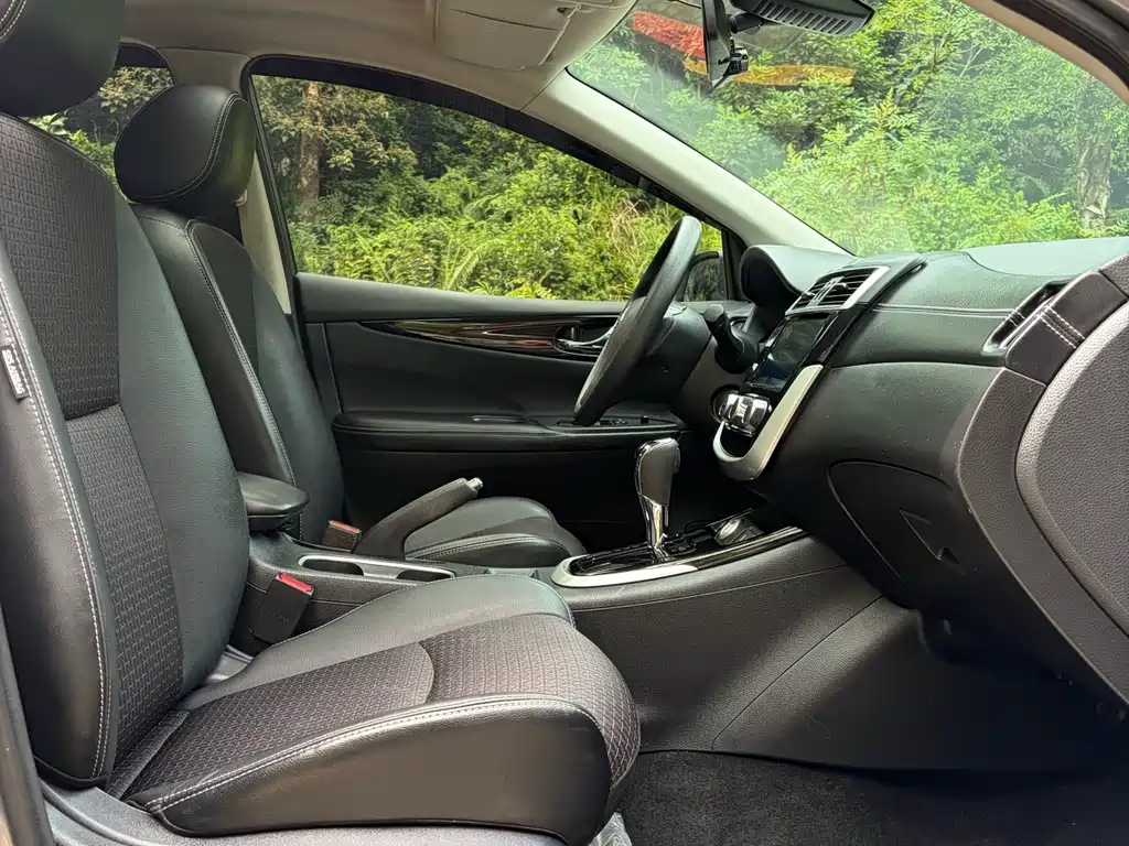 Nissan Tiida — миниатюра 13