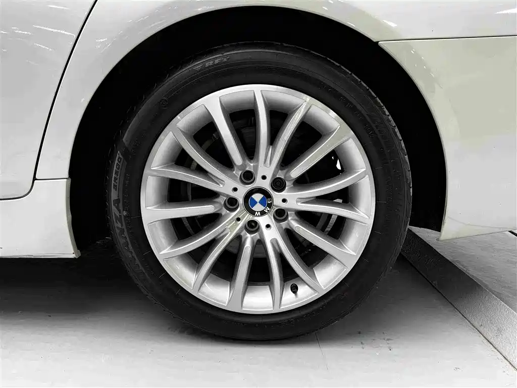 BMW 5 Series — миниатюра 13