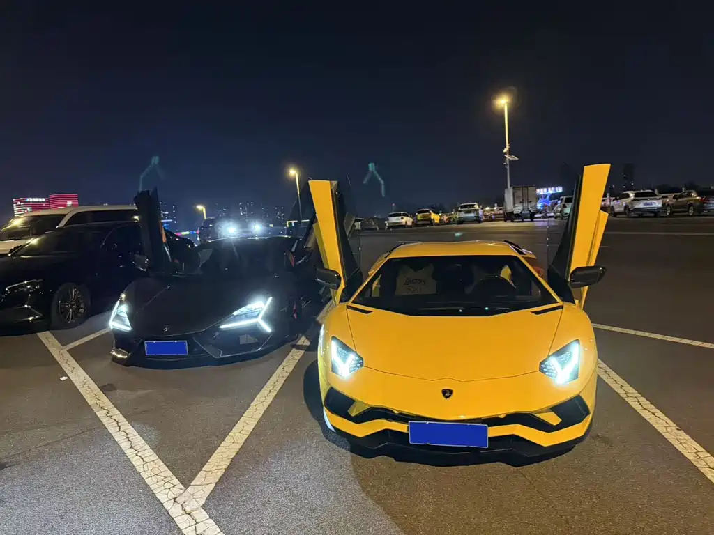 LAMBORGHINI AVENTADOR