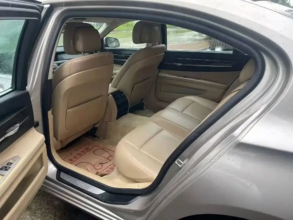 BMW 7 Series — миниатюра 4