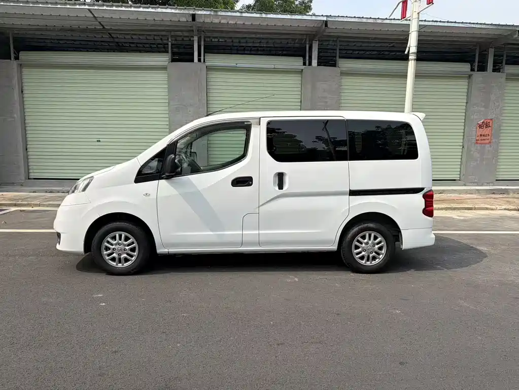 Nissan NV200 — миниатюра 8