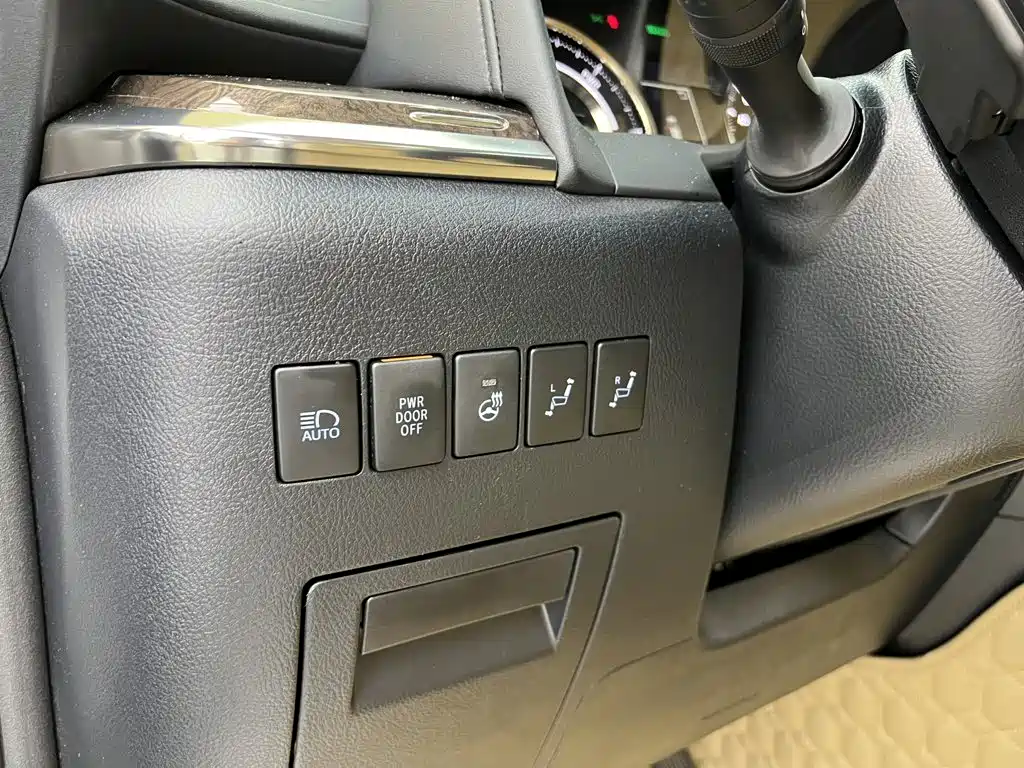 Toyota Alphard — миниатюра 36