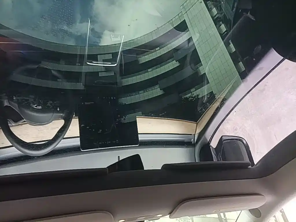 Tesla Model Y — миниатюра 18