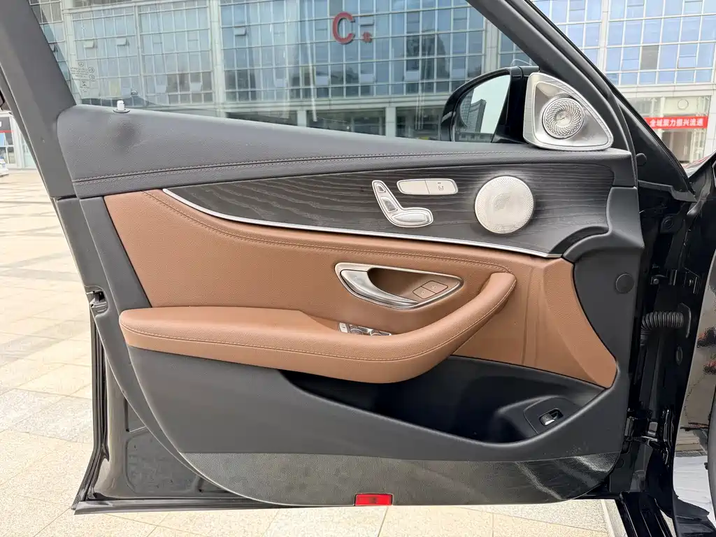 Mercedes-Benz E-Class — миниатюра 9