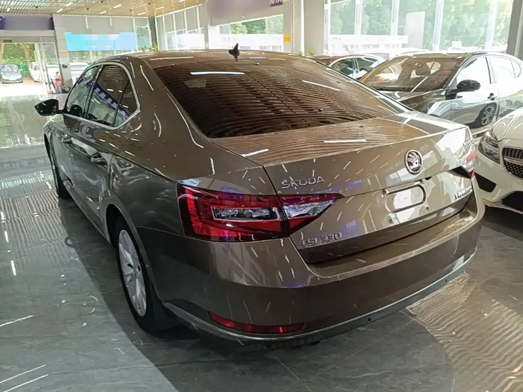 Skoda Superb — миниатюра 5