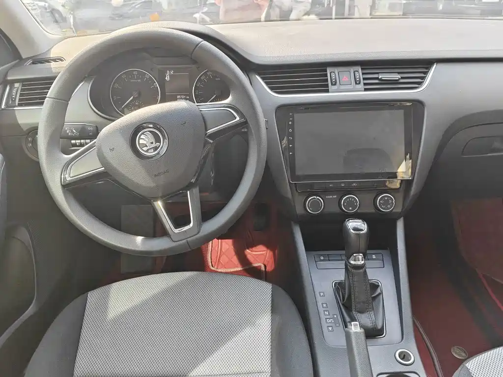 Skoda Octavia Classic Model 1.6L Auto Comfort Edition, фото 5