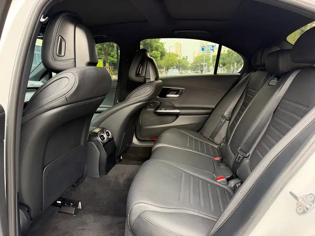 Mercedes-Benz C-Class — миниатюра 6