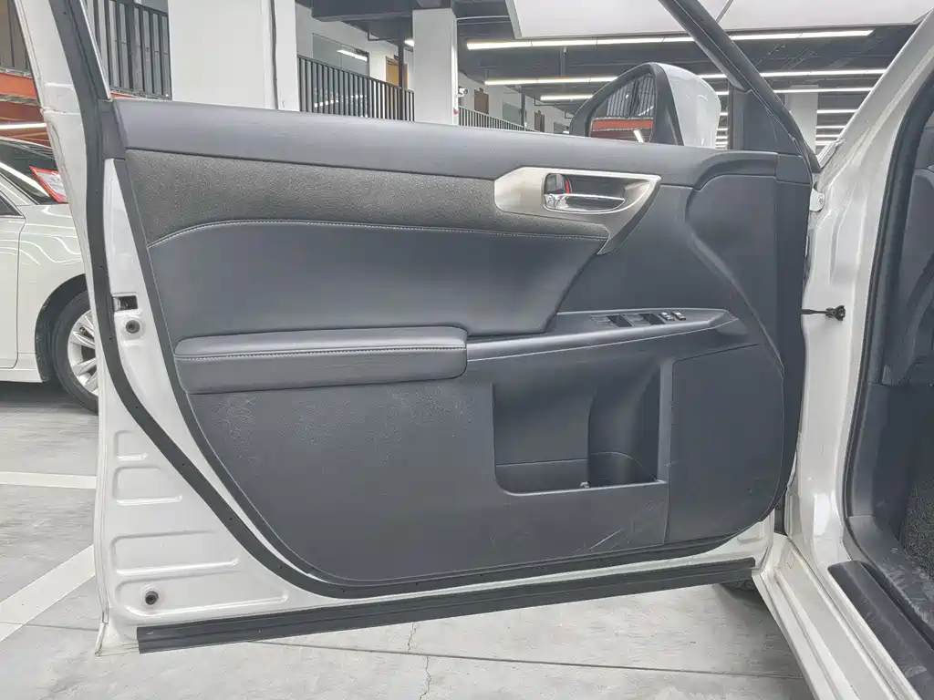 Lexus CT — миниатюра 17
