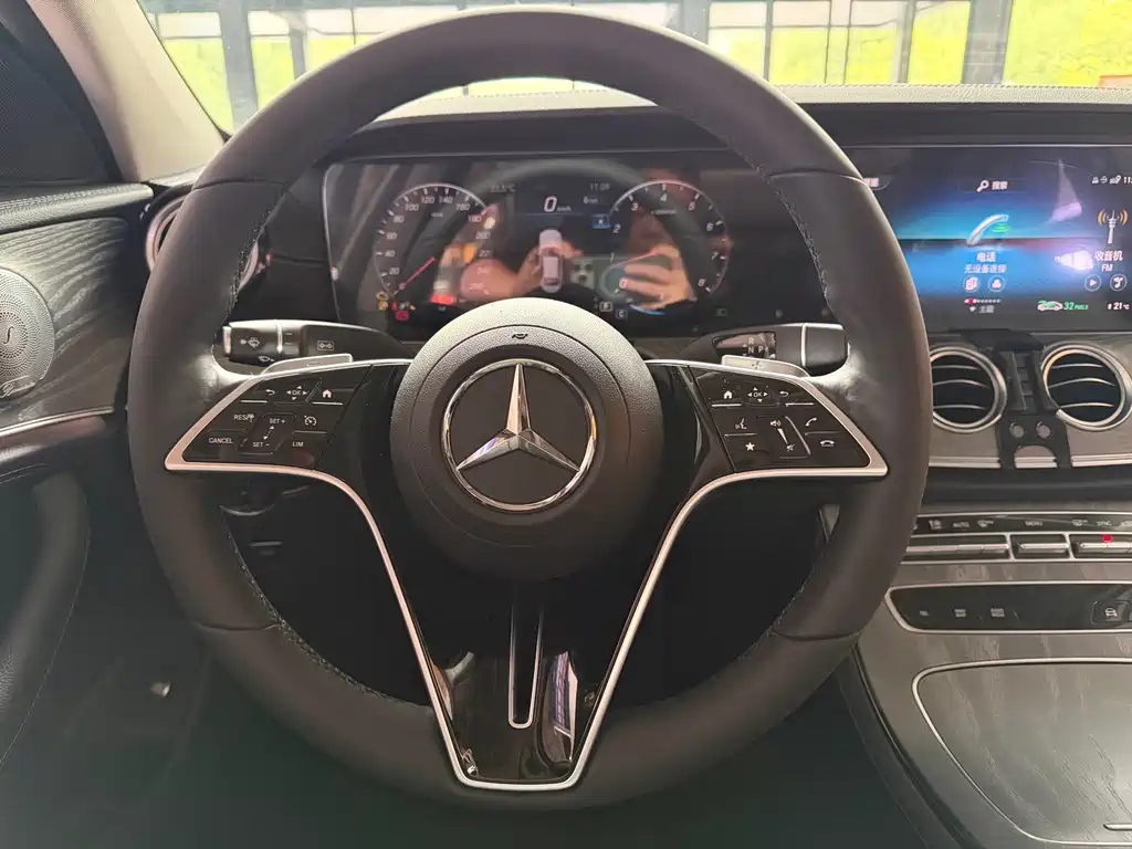 Mercedes-Benz E-Class — миниатюра 7