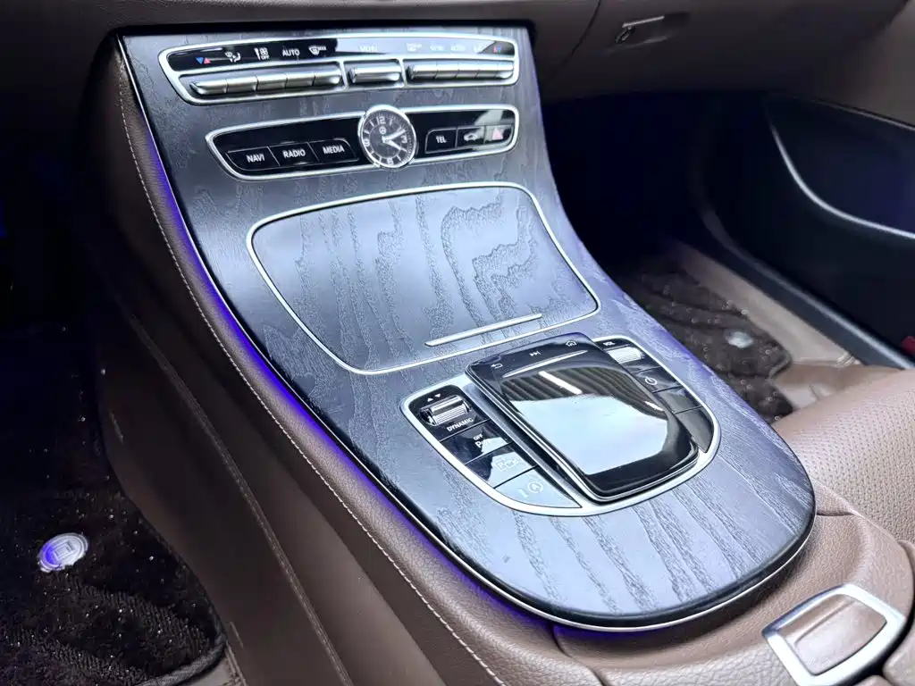 Mercedes-Benz E-Class — миниатюра 16