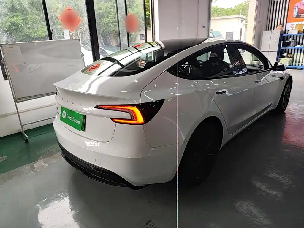 Tesla Model 3 — миниатюра 7