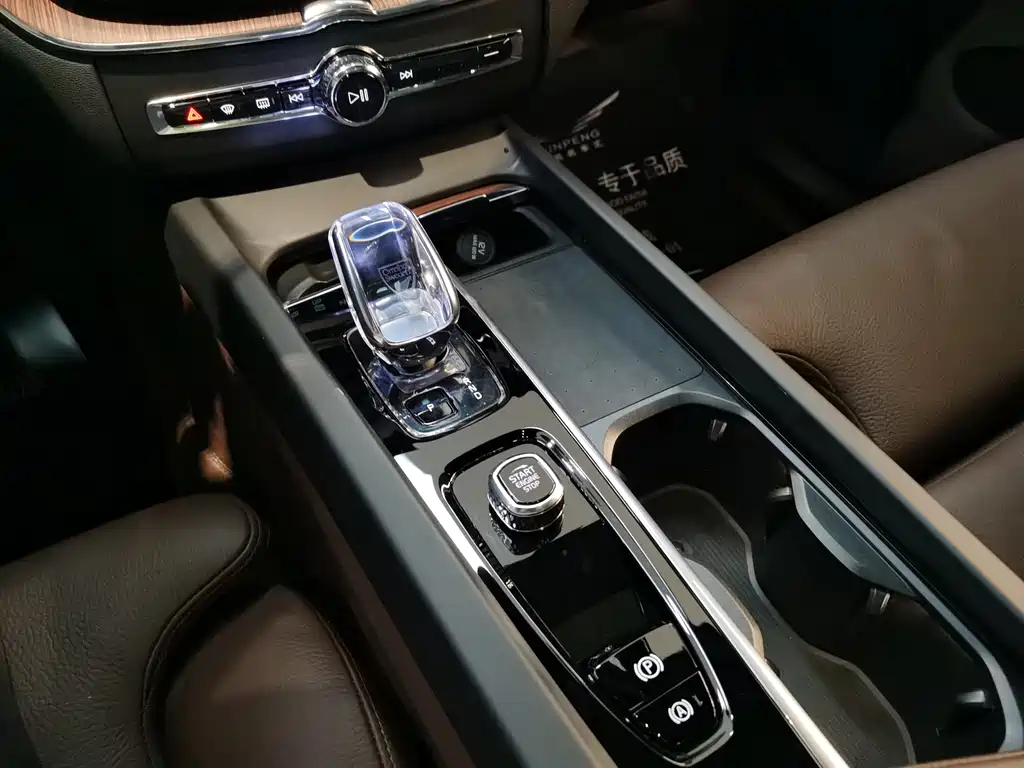 Volvo XC60 PHEV — миниатюра 12