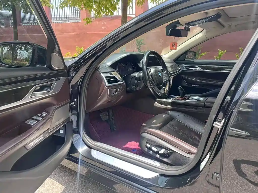 BMW 7 Series — миниатюра 9