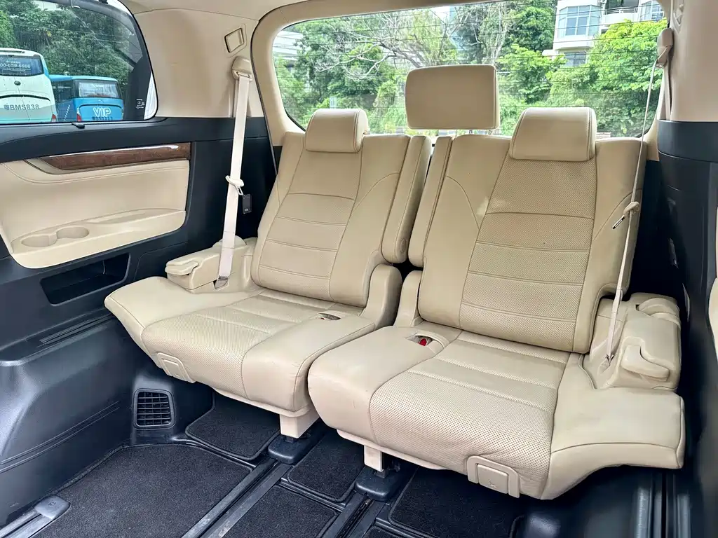Toyota Alphard — миниатюра 10
