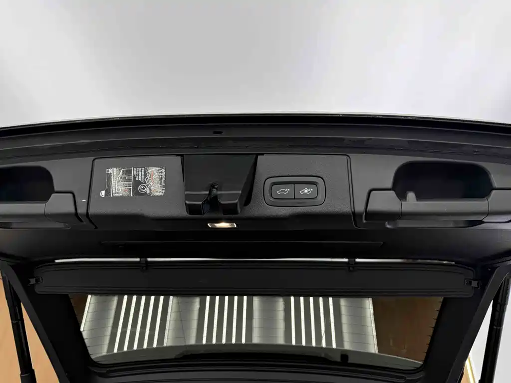 Volvo XC60 PHEV — миниатюра 17