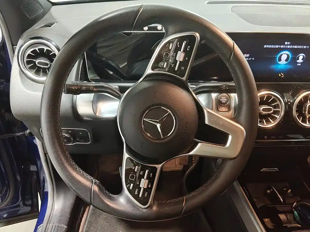 Mercedes-Benz GLB — миниатюра 13