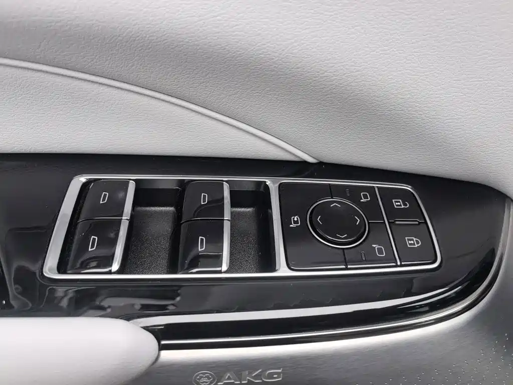 Cadillac Lyriq — миниатюра 9