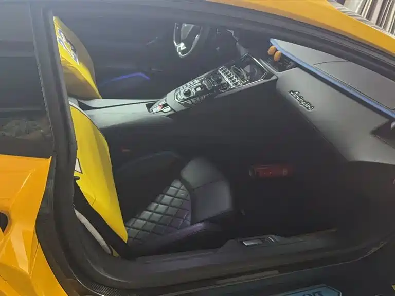 LAMBORGHINI AVENTADOR