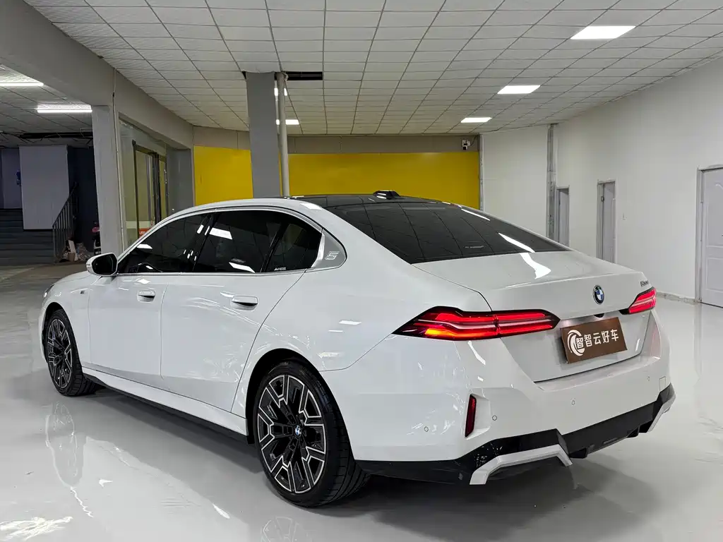 BMW 5 Series — миниатюра 7
