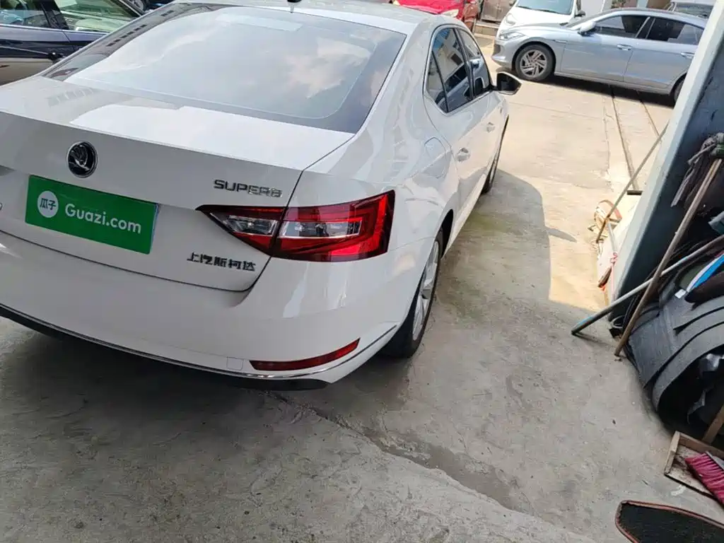 Skoda Superb — миниатюра 8
