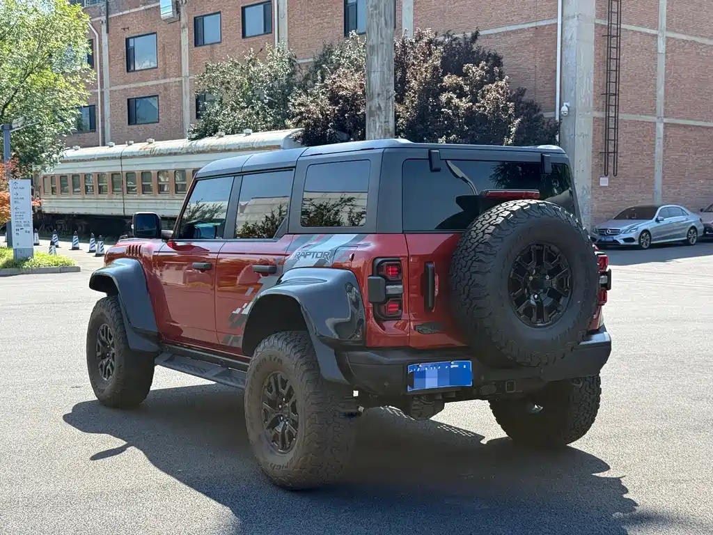 Ford Bronco (Import) — миниатюра 21