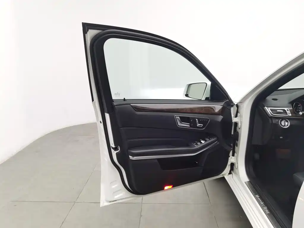 Mercedes-Benz E-Class — миниатюра 8