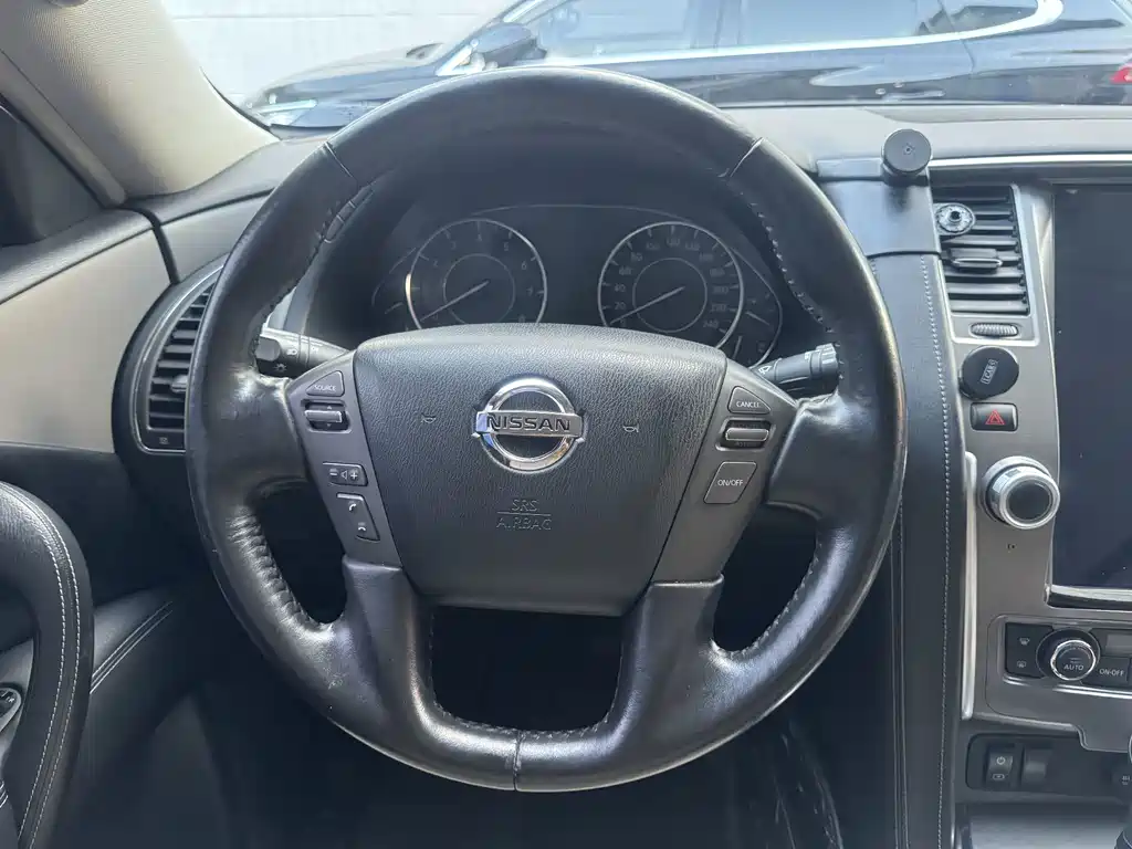 Nissan Patrol — миниатюра 10