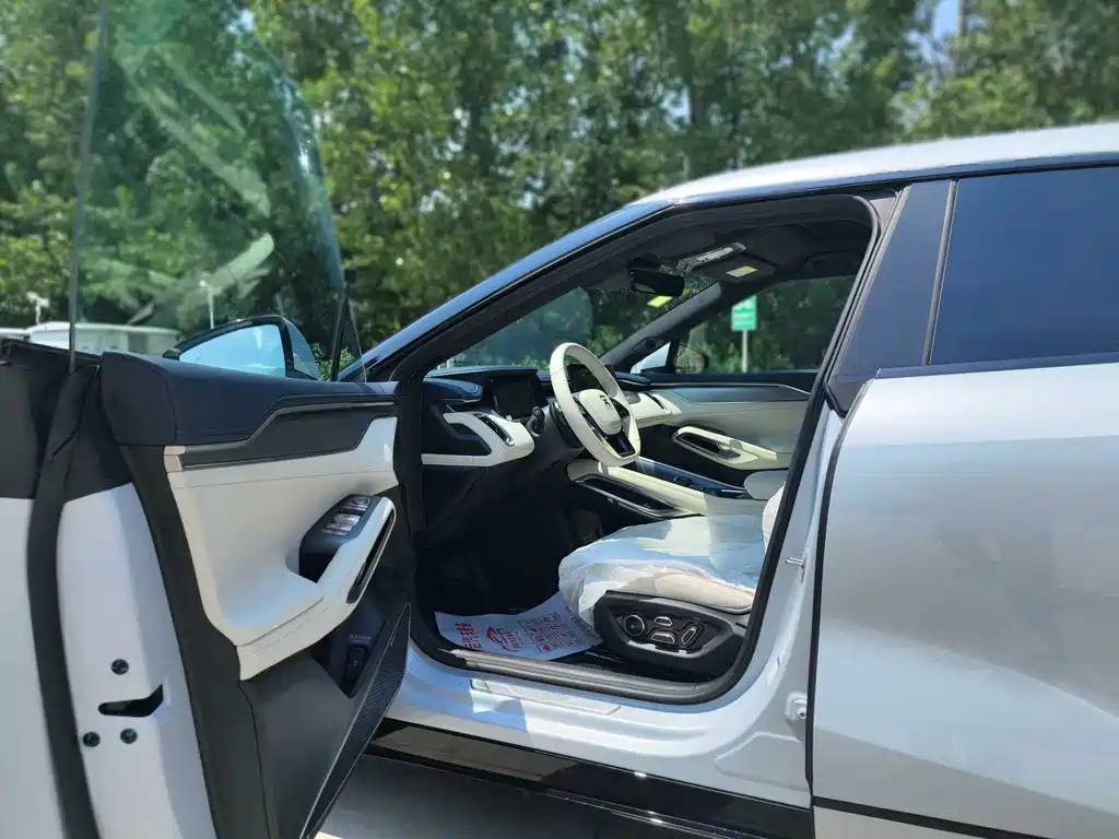 BYD L EV — миниатюра 8