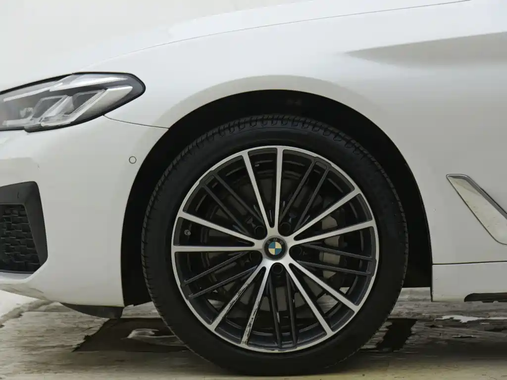 BMW 5 Series — миниатюра 5