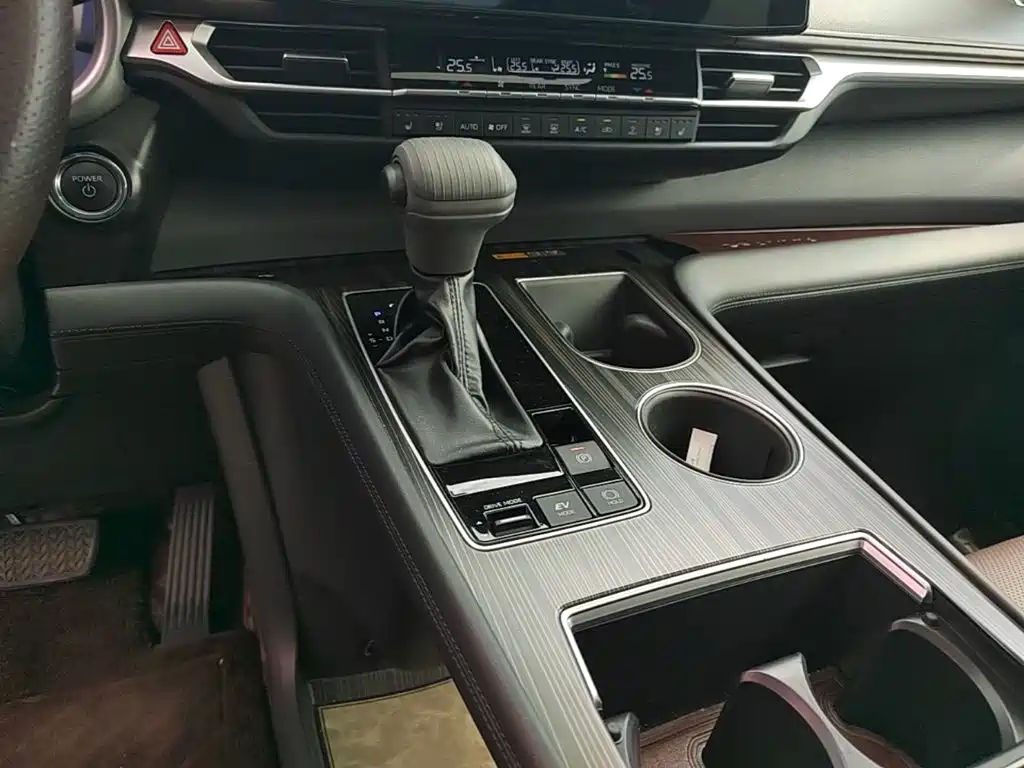 Toyota Granvia — миниатюра 14