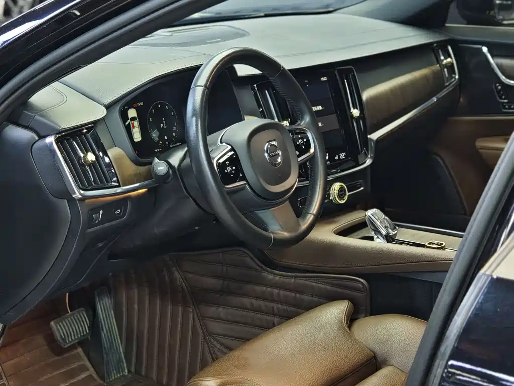 VOLVO  S90
