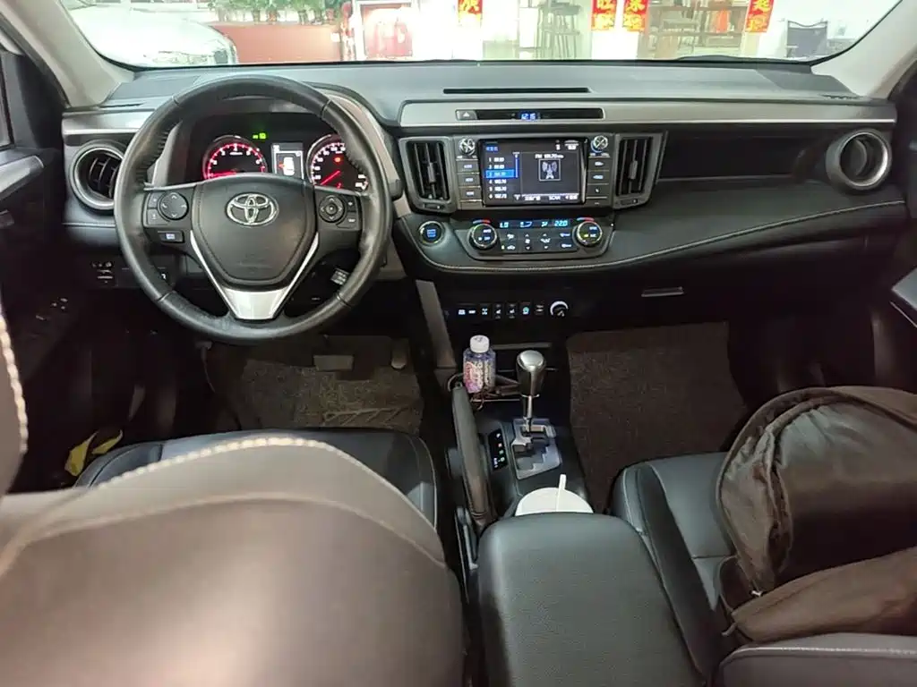 Toyota RAV4 — миниатюра 10