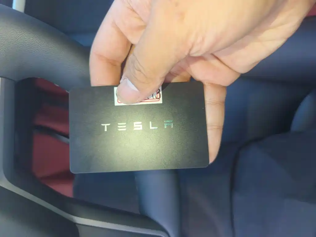 Tesla Model Y — миниатюра 9