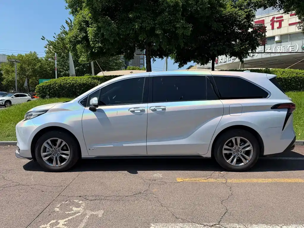 Toyota Sienna — миниатюра 3