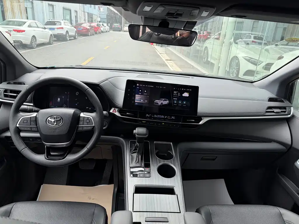 Toyota Sienna — миниатюра 10