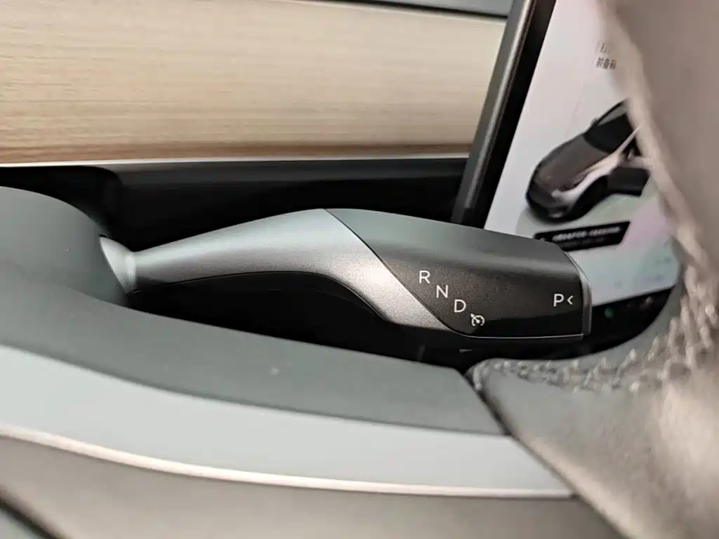 Tesla Model Y — миниатюра 19