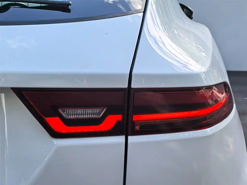 Jaguar E-PACE — миниатюра 19
