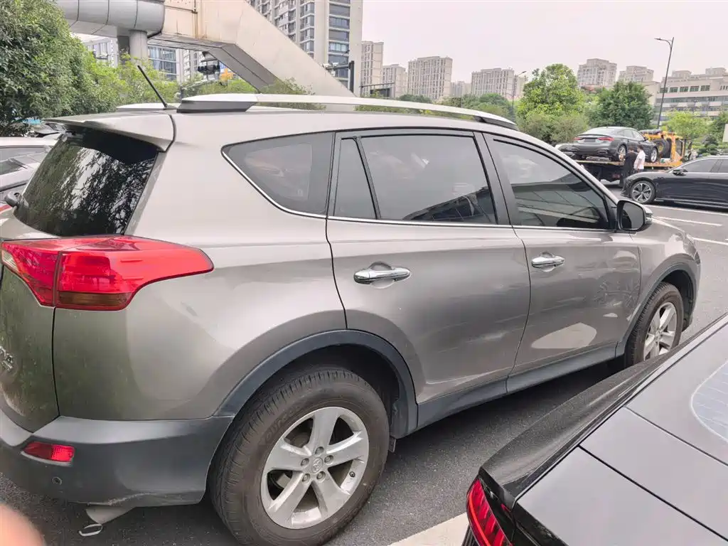 Toyota RAV4 — миниатюра 5