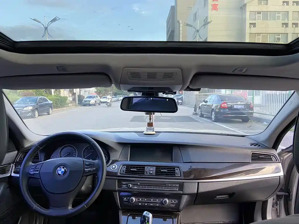 BMW 5 Series — миниатюра 9